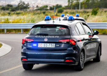 Tragedia sfiorata a Settimo San Pietro: i carabinieri sfondano il portone con l’auto e salvano un giovane