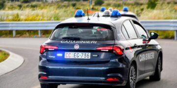Tragedia sfiorata a Settimo San Pietro: i carabinieri sfondano il portone con l’auto e salvano un giovane