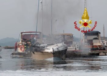 Imbarcazione in fiamme a La Maddalena, danni ingenti: vigili del fuoco al lavoro