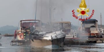 Imbarcazione in fiamme a La Maddalena, danni ingenti: vigili del fuoco al lavoro