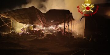 Benetutti, vasto rogo distrugge un capannone: ore di lavoro per i vigili del fuoco