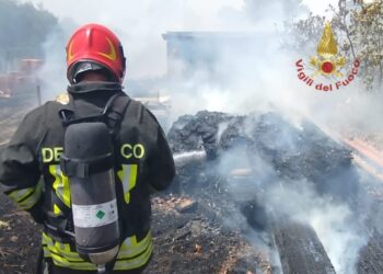 Monserrato: vasto incendio di vegetazione, materiali di risulta e masserizie in periferia