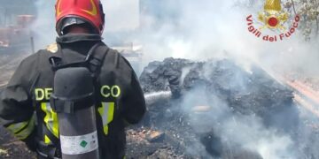 Monserrato: vasto incendio di vegetazione, materiali di risulta e masserizie in periferia