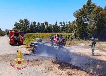 Arborea, auto esce di strada e prende fuoco: illeso il conducente
