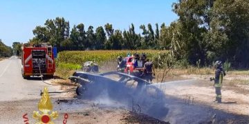 Arborea, auto esce di strada e prende fuoco: illeso il conducente