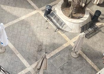 Cagliari, piazzetta Savoia tra degrado e sporcizia: “Merita più rispetto”