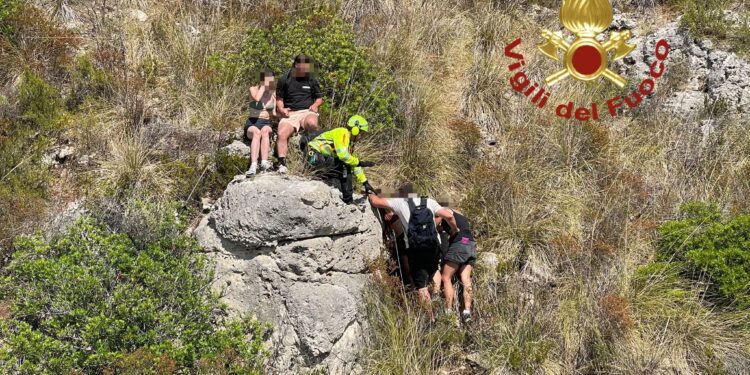 5 giovani turisti si perdono a Golfo Aranci: soccorsi dai vigili del fuoco