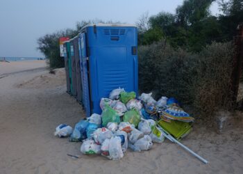 Chia, cumuli di rifiuti accolgono i bagnanti a Campana Pontile