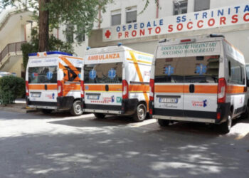 Pronto soccorso del Ss. Trinità oberato di lavoro: ambulanze in fila, anziani attendono una visita anche da 16 ore