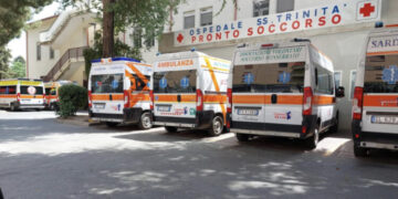 Pronto soccorso del Ss. Trinità oberato di lavoro: ambulanze in fila, anziani attendono una visita anche da 16 ore