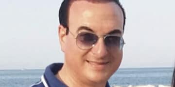 Salva i suoi due figli gemelli di 8 anni che stavano per annegare e si sente male: morto un 54enne