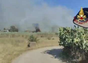 Paura a Elmas, grandissimo incendio lungo la 130: chiusa parte della statale e case evacuate (VIDEO)