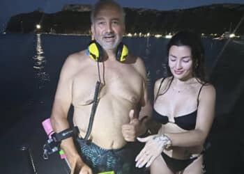 Cagliari, perde la fede al Poetto e la ritrova grazie ai volontari: “Dieci minuti per arrivare, due minuti per ritrovarla!”