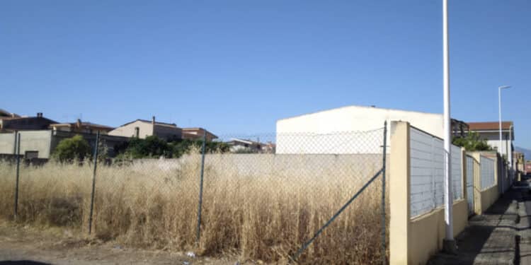 Assemini, area pubblica della Regione Sardegna in via Iglesias nel degrado: “Sterpaglie e cumuli di rifiuti hanno alimentato le fiamme”