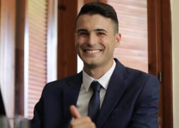 Carbonia, giovane medico sestese prosegue un intervento nonostante un infortunio e salva la vita al paziente: “Siamo fieri di te”