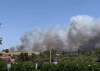 Le fiamme devastano l’hinterland cagliaritano: chiusa anche la metro, servizio sospeso sulla tratta San Gottardo – Settimo