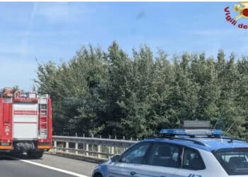 Auto si ribalta in autostrada: muore una bimba di 8 anni
