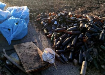 Quartu, dopo l’incendio emerge una discarica abusiva a cielo aperto: sette quintali di immondizia nascosta tra l’erba andata in fumo