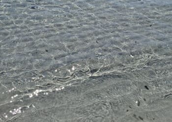 “Il Mediterraneo non è in vendita”: dalle Baleari alla Sardegna le comunità difendono il paesaggio e il proprio futuro