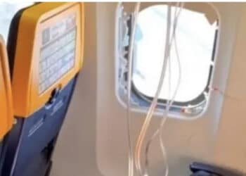 Panico su un volo Ryanair: si rompe un finestrino e un passeggero viene risucchiato, la moglie lo salva