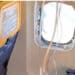 Panico su un volo Ryanair: si rompe un finestrino e un passeggero viene risucchiato, la moglie lo salva