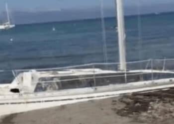 Poetto, rimossa la Nydia dopo quattro mesi: il relitto lascia finalmente la spiaggia