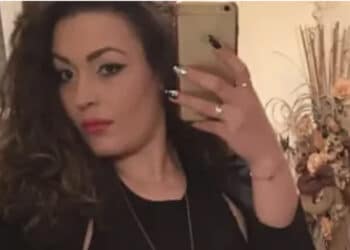 Ammazzata a coltellate dall’ex marito che confessa ai passanti: “L’ho uccisa”