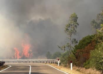 Guspini lotta contro le fiamme: incendio in corso da questa mattina, due canadair e tre elicotteri in azione