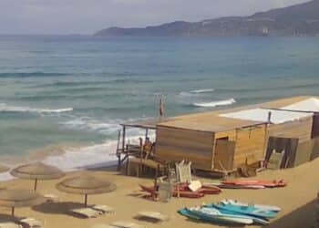 Buggerru, il chiosco a pochi passi dal mare a San Nicolò accende il dibattito sulla costa