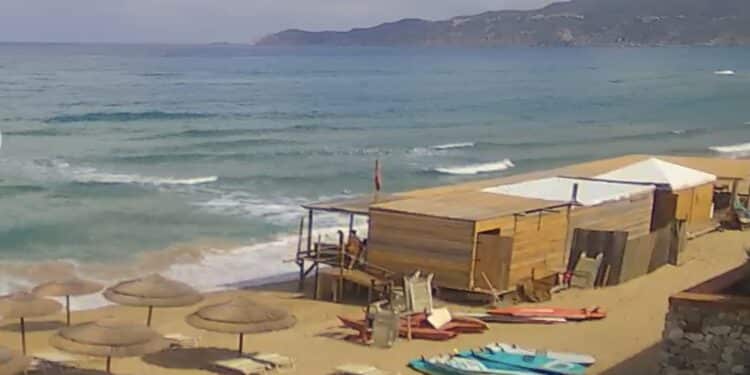 Buggerru, il chiosco a pochi passi dal mare a San Nicolò accende il dibattito sulla costa