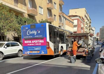 Cagliari, effetto piste ciclabili: autobus bloccato in via Pergolesi dietro il mezzo della raccolta rifiuti