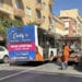 Cagliari, effetto piste ciclabili: autobus bloccato in via Pergolesi dietro il mezzo della raccolta rifiuti