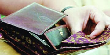 Cagliari, tentato furto all’interno del bus: “Un ragazzo sulla trentina ha cercato di rubare il portafoglio alla mia ragazza“