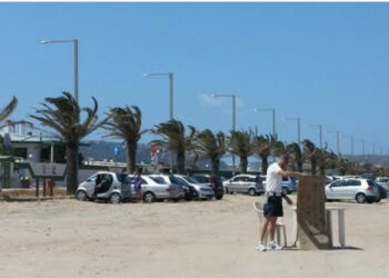 Turisti intrappolati nei parcheggi del Poetto: “Assurdo, hanno rischiato di perdere l’aereo”