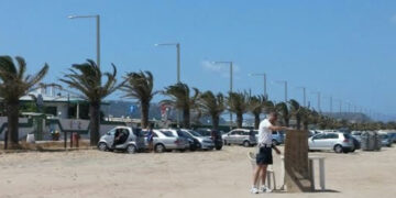 Turisti intrappolati nei parcheggi del Poetto: “Assurdo, hanno rischiato di perdere l’aereo”