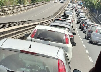Scooter esce fuori strada lungo l’Asse Mediano: lunghe code e traffico in tilt