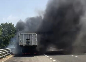 Paura a San Gavino: rimorchio di un tir prende fuoco lungo la 131 (VIDEO)