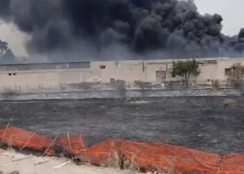 Monserrato, fuoco a ridosso delle case: il fumo invade la 554, traffico rallentato (VIDEO)