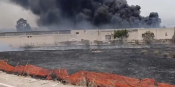 Monserrato, fuoco a ridosso delle case: il fumo invade la 554, traffico rallentato (VIDEO)