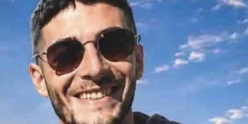 San Teodoro, a bordo della moto si schianta contro un’auto: morto 23enne
