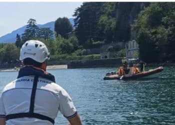 Dramma al lago: il figlio rischia di annegare e si tuffa ma non riemerge più