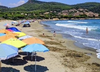 Porto Tramatzu, 51enne che rischia di annegare salvata dal bagnino: “Era esposta la bandiera rossa”