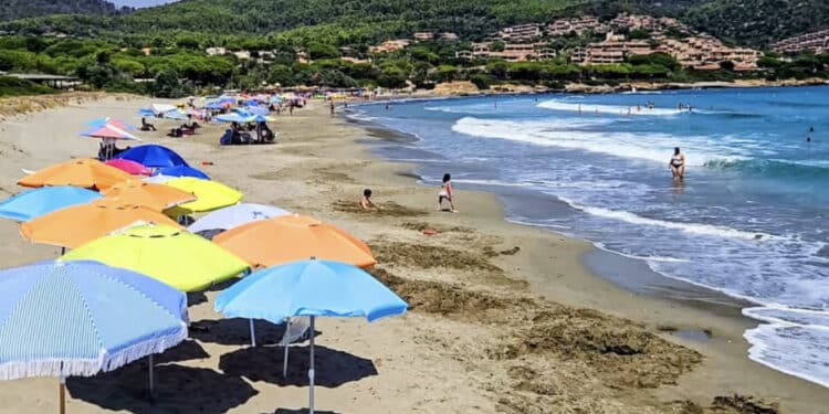 Porto Tramatzu, 51enne che rischia di annegare salvata dal bagnino: “Era esposta la bandiera rossa”