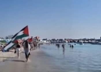 Poetto, marcia con le bandiere palestinesi contro la guerra a Gaza: presidio anche all’aeroporto
