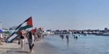 Poetto, marcia con le bandiere palestinesi contro la guerra a Gaza: presidio anche all’aeroporto