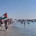 Poetto, marcia con le bandiere palestinesi contro la guerra a Gaza: presidio anche all’aeroporto
