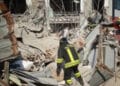 Crolla una palazzina, recuperato il corpo del primo disperso: 5 persone ancora sotto le macerie