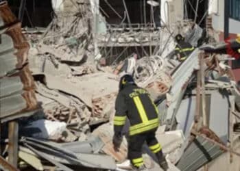Crolla una palazzina a Messina, recuperato il corpo del primo disperso: 5 persone ancora sotto le macerie