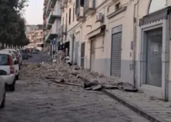 Campi Flegrei, scossa di terremoto di magnitudo 4.7: folla per strada e blackout