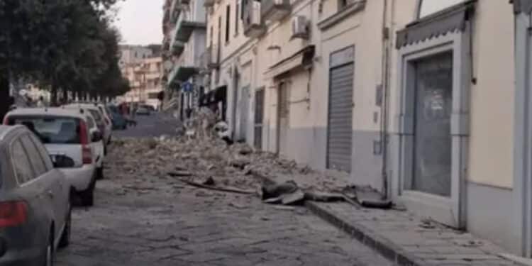 Campi Flegrei, scossa di terremoto di magnitudo 4.7: folla per strada e blackout